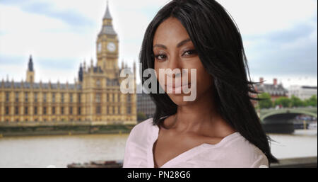 Jeune femme noire à Londres près de Big Ben regarde la caméra à mystérieusement Banque D'Images