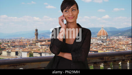 Jeune femme noire en conversation sur smart phone à Florence Italie Banque D'Images