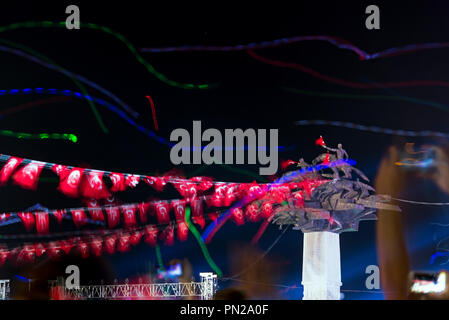 Izmir, Turquie - 9 septembre 2018. Arbre généalogique républicaine avec des drapeaux et des personnes. Pour la célébration de la fête de l'indépendance d'Izmir. L'artiste sculpture Banque D'Images