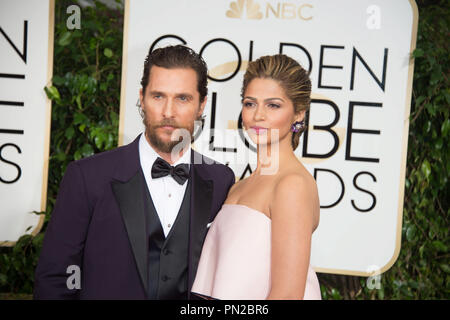 Nommé pour la MEILLEURE PERFORMANCE PAR UN ACTEUR DANS UNE MINI-SÉRIE OU Téléfilm pour son rôle dans "TRUE DETECTIVE", l'acteur Matthew McConaughey (à gauche) et Camila Alves assister à la 72e assemblée annuelle Golden Globes Awards au Beverly Hilton de Los Angeles, CA le dimanche 11 janvier 2015. Référence #  32536 Fichier 159CCR pour un usage éditorial uniquement - Tous droits réservés Banque D'Images