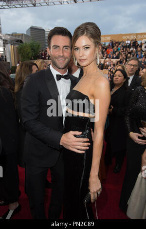 Adam Levine et Behati Prinsloo le 72e Congrès annuel Golden Globes Awards au Beverly Hilton de Los Angeles, CA le dimanche 11 janvier 2015. Référence #  32536 Fichier 447CCR pour un usage éditorial uniquement - Tous droits réservés Banque D'Images