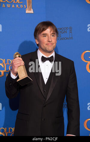 Après avoir remporté la catégorie du Meilleur réalisateur - MOTION PICTURE pour "BOYHOOD", réalisateur Richard Linklater pose des coulisses de la salle de presse avec son Golden Globe Award à la 72e assemblée annuelle Golden Globe Awards au Beverly Hilton de Los Angeles, CA le dimanche 11 janvier 2015. Référence #  32536 Fichier 669CCR pour un usage éditorial uniquement - Tous droits réservés Banque D'Images