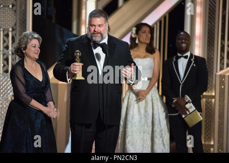 Accepter le Golden Globe du meilleur film d'animation pour "How to Train Your Dragon 2" sont Bonnie Arnold et Dean DeBlois annuel à la 72e Golden Globe Awards au Beverly Hilton de Los Angeles, CA le dimanche 11 janvier 2015. Référence #  32536 Fichier 725CCR pour un usage éditorial uniquement - Tous droits réservés Banque D'Images