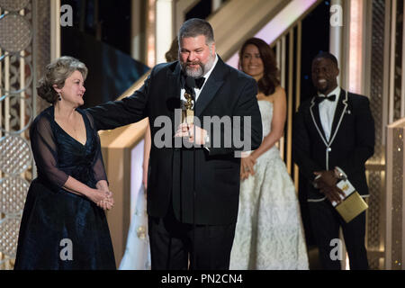 Accepter le Golden Globe du meilleur film d'animation pour "How to Train Your Dragon 2" sont Bonnie Arnold et Dean DeBlois annuel à la 72e Golden Globe Awards au Beverly Hilton de Los Angeles, CA le dimanche 11 janvier 2015. Référence #  32536 Fichier 726CCR pour un usage éditorial uniquement - Tous droits réservés Banque D'Images