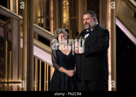 Accepter le Golden Globe du meilleur film d'animation pour "How to Train Your Dragon 2" est Bonnie Arnold et Dean DeBlois annuel à la 72e Golden Globe Awards au Beverly Hilton de Los Angeles, CA le dimanche 11 janvier 2015. Référence #  32536 Fichier 781CCR pour un usage éditorial uniquement - Tous droits réservés Banque D'Images