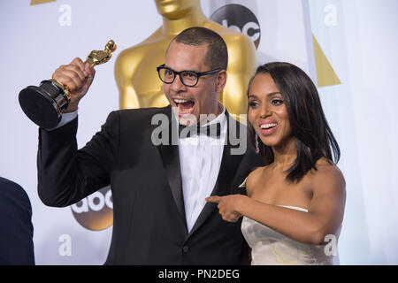 Présentateur Kerry Washington et James Lucas posent des coulisses avec l'Oscar® du meilleur court-métrage, pour un travail sur "l'appel" au cours de la diffusion de l'ABC en direct 87e Oscars® au Dolby® Theatre à Hollywood, CA le Dimanche, Février 22, 2015. Référence #  32570 Fichier 015THA pour un usage éditorial uniquement - Tous droits réservés Banque D'Images