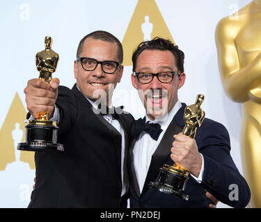 James Lucas et Mat Kirkby posent des coulisses avec l'Oscar® du meilleur court-métrage, pour un travail sur "l'appel" au cours de la diffusion de l'ABC en direct 87e Oscars® au Dolby® Theatre à Hollywood, CA le Dimanche, Février 22, 2015. Référence #  32570 Fichier 017THA pour un usage éditorial uniquement - Tous droits réservés Banque D'Images