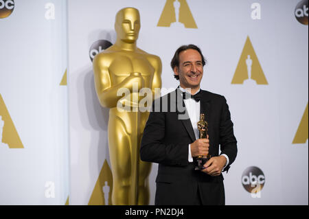 Alexandre Desplat pose des coulisses avec l'Oscar® de la meilleure musique écrite pour le cinéma (Original score), pour travailler sur "The Grand Budapest Hotel" pendant la diffusion de l'ABC en direct 87e Oscars® au Dolby® Theatre à Hollywood, CA le Dimanche, Février 22, 2015. Référence #  32570 Fichier 077THA pour un usage éditorial uniquement - Tous droits réservés Banque D'Images