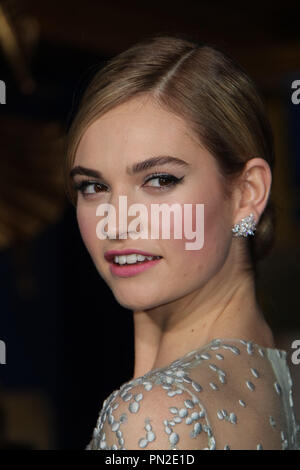 Lily James 03/01/2015 La première mondiale de 'Cinderella' tenue à El Capitan Theatre à Hollywood, CA Photo par Izumi Hasegawa / / PictureLux HNW Banque D'Images