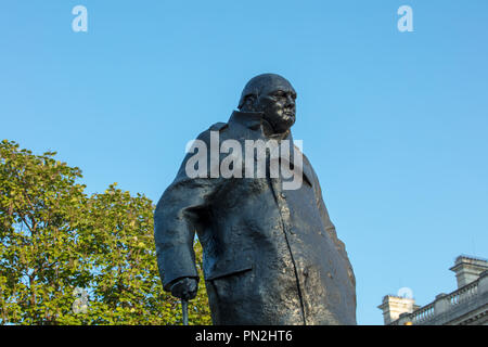 Grande statue en bronze de l'ancien Premier ministre britannique et leader Sir Winston Churchill, par le sculpteur Ivor Roberts-Jones, sur la place du Parlement, Londres, Royaume-Uni. Banque D'Images