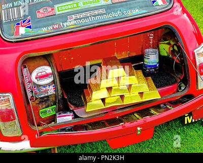 Whitley Bay Motor Show vintage BMC rouge Mini Italian Job avec maquette barres d'or Banque D'Images