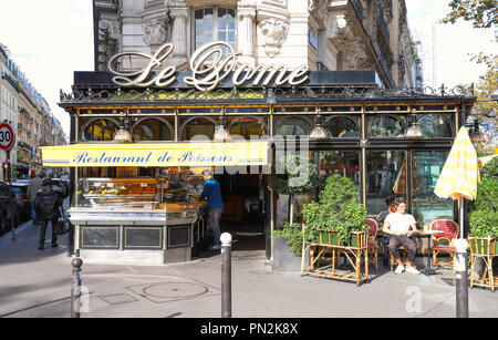 Le célèbre restaurant Le Dome situé sur le boulevard Montparnasse, Paris, France. Banque D'Images