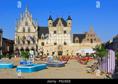 L'hôtel de ville médiéval avec beffroi sur la place du marché durant l'été à Malines, Belgique Banque D'Images