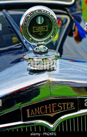 Whitley Bay Motor Show vintage voiture Lanchester nom au-dessus de radiateur et Boyce Motometer NY Banque D'Images