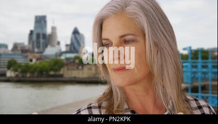 Woman avec Londres paysage urbain derrière elle Banque D'Images