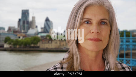 Woman looking at camera avec Londres paysage urbain derrière Banque D'Images