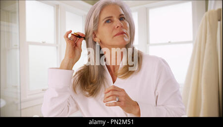 Portrait of woman se peigner les cheveux sains Banque D'Images