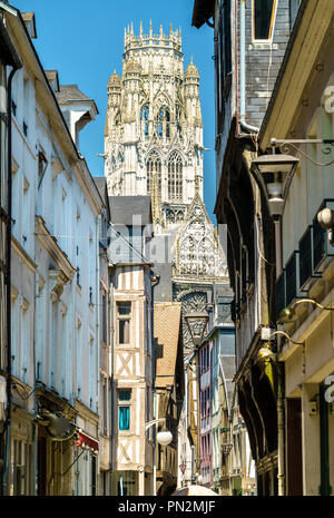 Vue sur l'abbaye de Saint-Ouen dans une rue de la vieille ville de Rouen, France Banque D'Images