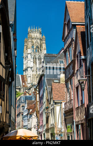 Vue sur l'abbaye de Saint-Ouen dans une rue de la vieille ville de Rouen, France Banque D'Images