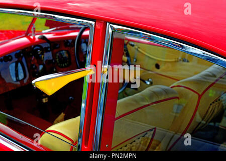 Whitley Bay Motor Show vintage red Bristol 2 litre avec indicateurs de direction jaune Banque D'Images