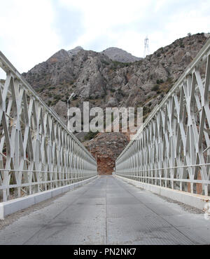 Rivière Fırat, pont de fer Banque D'Images