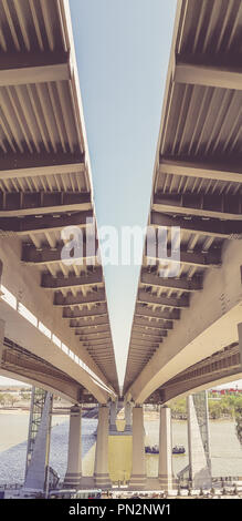 Vue sous le nouveau pont moderne. L'autoroute menant à l'autre côté de la rivière