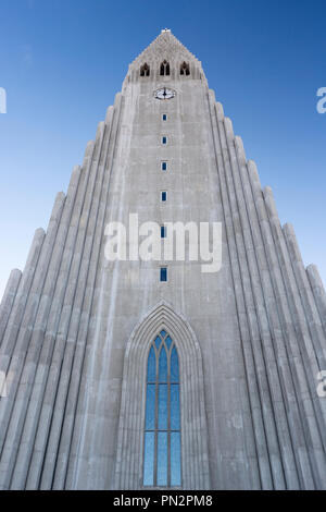L'architecture moderne d'élévation avant de l'église luthérienne de la cathédrale HallgrImskirkja à Reykjavik, Islande conçu par Gudjon Samuelsson Banque D'Images