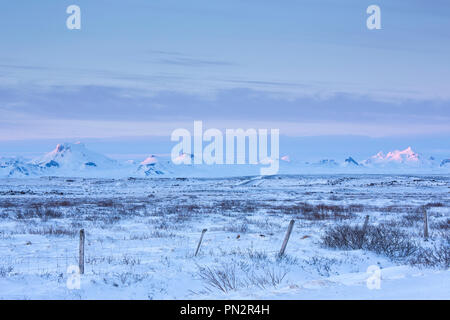 Vues de montagnes glaciers couverts de neige dans un paysage glaciaire dans le sud de l'Islande Banque D'Images