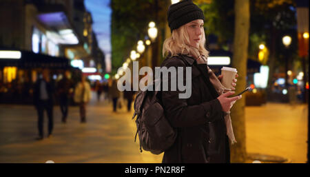 Confondre blonde female tourist à Paris Champs-Elysées au lieu de navigation Banque D'Images