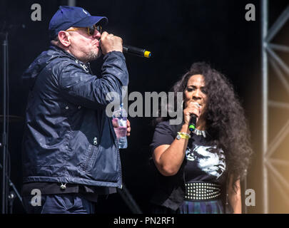 Shaun Ryder et Rowetta des Happy Mondays live au Festival victorieux, Portsmouth, Royaume-Uni en 2018. Banque D'Images