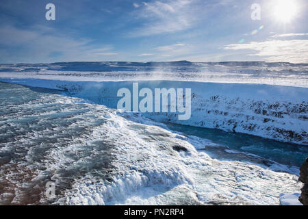 Rivière glaciaire jaillissant de l'eau à des chutes de Gullfoss et montagnes en paysage glaciaire du sud de l'Islande Banque D'Images