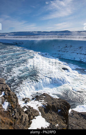 Rivière glaciaire jaillissant de l'eau à des chutes de Gullfoss et montagnes en paysage glaciaire du sud de l'Islande Banque D'Images