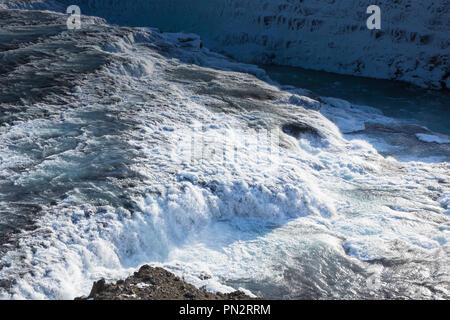 L'eau de la rivière glaciaire jaillissant à chutes de Gullfoss dans paysage glaciaire du sud de l'Islande Banque D'Images