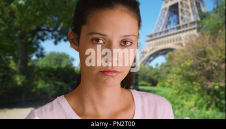Portrait of pretty Caucasian Girl standing près de la Tour Eiffel Banque D'Images