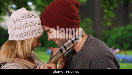 Young couple at tulip garden le regarder dans les yeux de chacun Banque D'Images