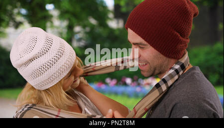 Young couple at tulip garden le regarder dans les yeux de chacun Banque D'Images