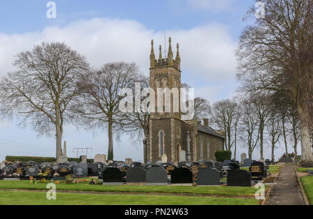 L'église paroissiale et le cimetière de pays en Irlande du Nord. L'église paroissiale de saint Matthieu, Broomhedge. Banque D'Images