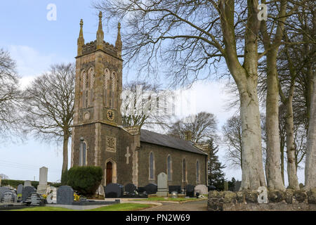 Avec l'église en pierre et arbres au cimetière St Matthew's Broomhedge en Irlande du Nord. Banque D'Images