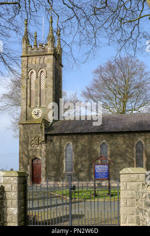 Tour de l'horloge de l'église en pierre et de l'Eglise en Irlande du Nord à St Matthew's Broomhedge Banque D'Images