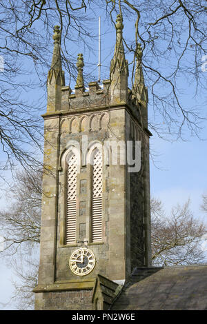 Tour de l'église en pierre et de l'horloge en Irlande du Nord à St Matthew's Broomhedge Banque D'Images