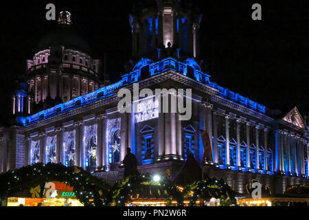 Belfast City Hall lights à Noël avec le marché de Noël de Belfast au premier plan. Banque D'Images