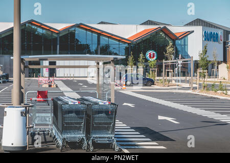 Bretignolles sur Mer, France - 31 juillet 2016 : vue de l'entrée d'un magasin Super U, un supermarché dépendant d'une coopérative de détaillants français Banque D'Images