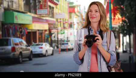 Cheerful woman visiter et prendre des photos dans Chinatown San Francisco Banque D'Images