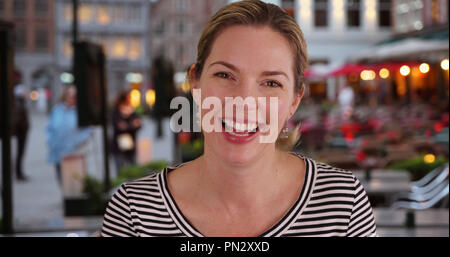 Close up shot POV de femme, à l'extérieur ayant une conversation vidéo avec des amis ou en famille Banque D'Images