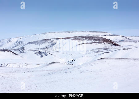 Scène typique du paysage islandais de contours en pente douce et des courbes de collines et montagnes couvertes de neige dans le sud de l'Islande Banque D'Images