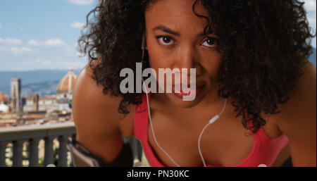 Close up of black woman runner avec une intense regard sur son visage à Florence Italie Banque D'Images