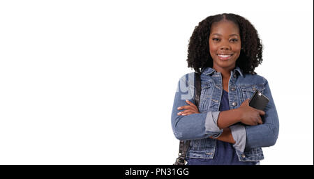 Portrait de femme noire occasionnels avec un sourire radieux en studio with copy space Banque D'Images