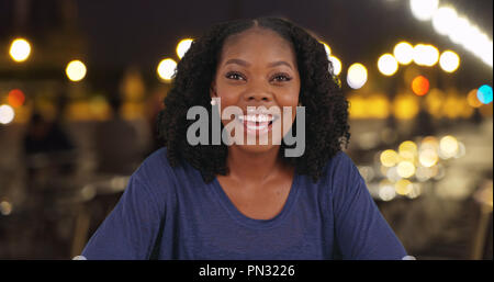 POV de happy smiling black woman un appel vidéo à partir de la terrasse d'un café à Paris Banque D'Images