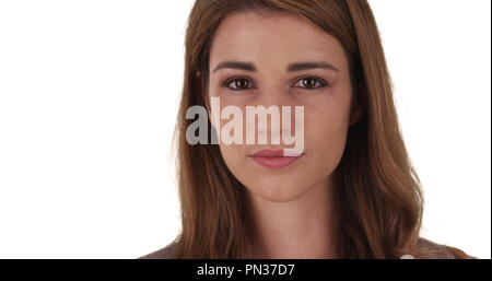 Gentle Caucasian female professional looking at camera sur fond blanc Banque D'Images