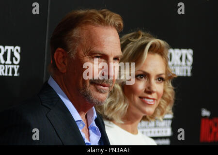 Kevin Costner et sa femme Christine Baumgartner lors de la première mondiale du Disney's 'McFarland USA' tenue à El Capitan Theatre à Hollywood, CA, le 9 février 2015. Photo par Joe Martinez / PictureLux Banque D'Images